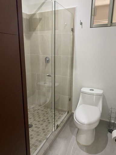 Bathroom 3, Long Island Madison R14, Benito Juárez