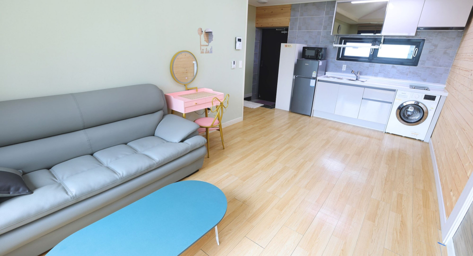 Others 5, Macarios Pension, Jeju