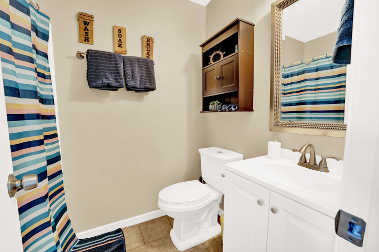 Bathroom 3, Sparrow, Bay