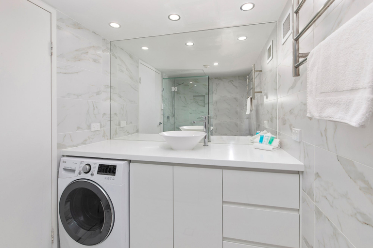 Bathroom 4, Pacific Resort Broadbeach, Gold Coast