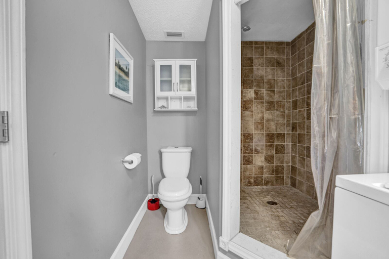 Bathroom 4, Georgia, Bay