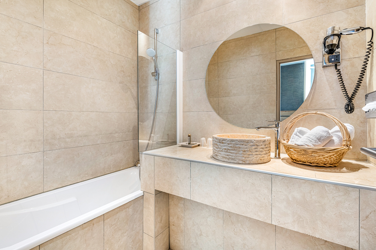 Bathroom 4, Hotel Terminus, Isère