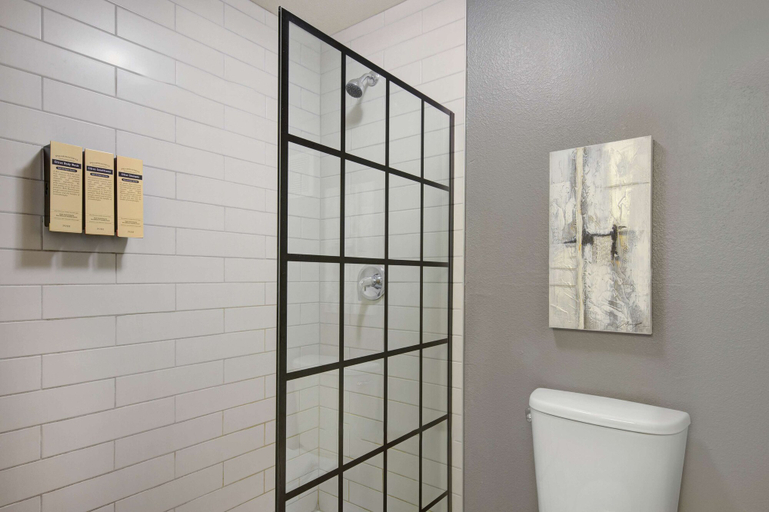 Bathroom 4, Best Western Plus Peppertree Airport Inn, Spokane