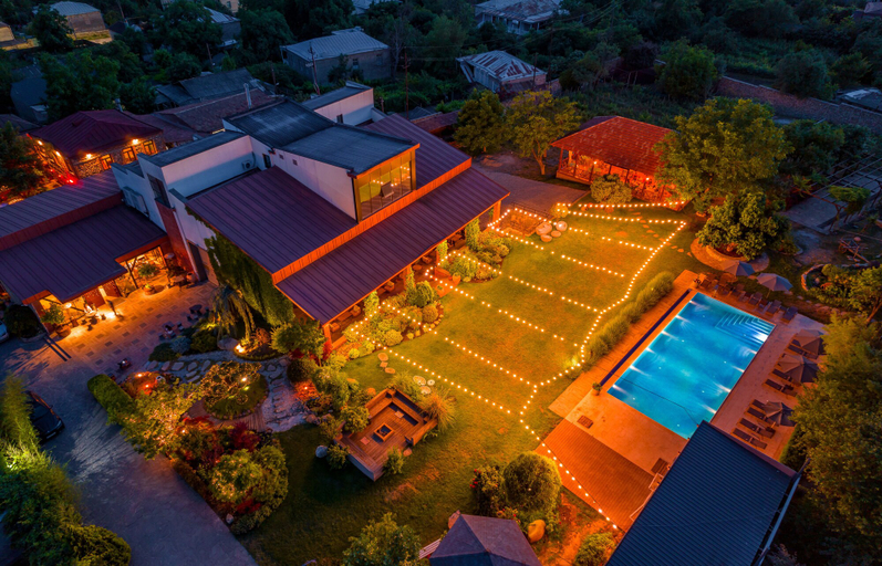 Exterior & Views