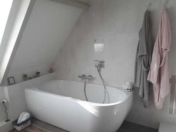 Bathroom, Couleurs du Temps - Près Giverny, Yvelines
