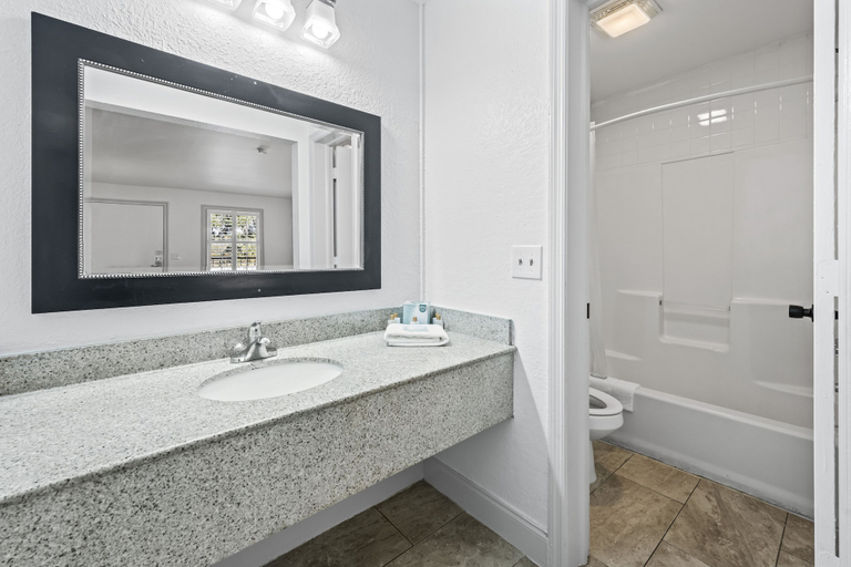 Bathroom 5, Charleston Creekside Inn, Charleston
