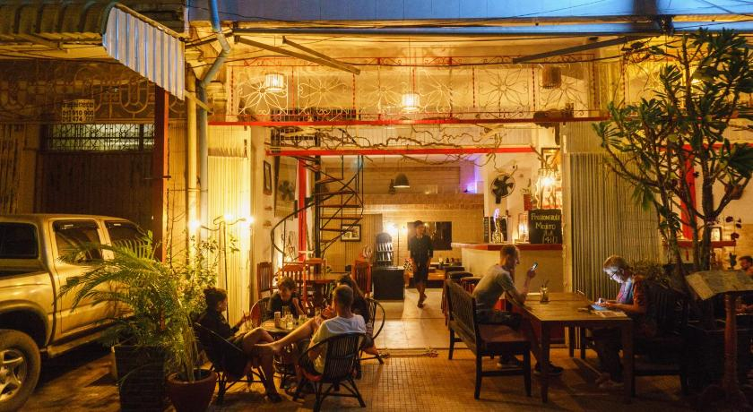 Pomme Hostel Restaurant & Bar - Private Sleeping Cabins, Svay Pao