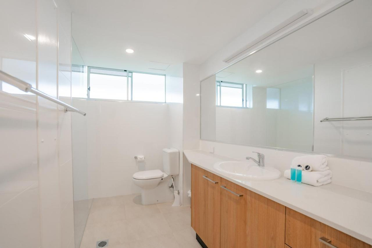Bathroom 5, Cashelmara Beachfront Apartments, Paroo