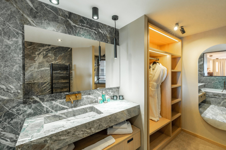 Bathroom 5, Fahrenheit seven Courchevel, Savoie