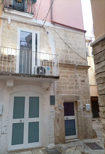 Exterior & Views, Newhouse rooms black & white, Bari