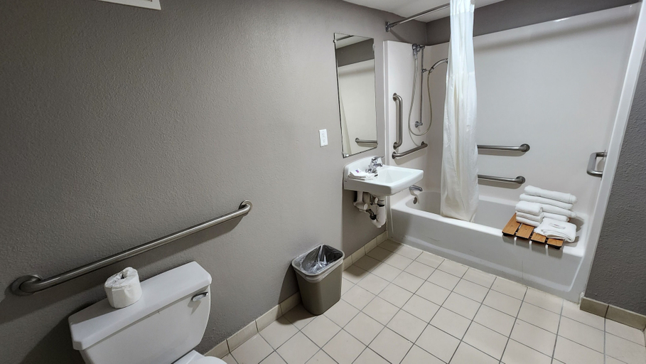 Bathroom 4, Studio 6 Webster, TX Houston - NASA Lake, Houston