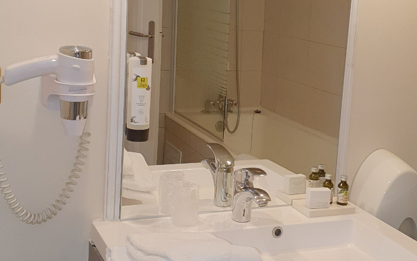 Bathroom 4, Logis Hostellerie du Grand Sully, Dordogne