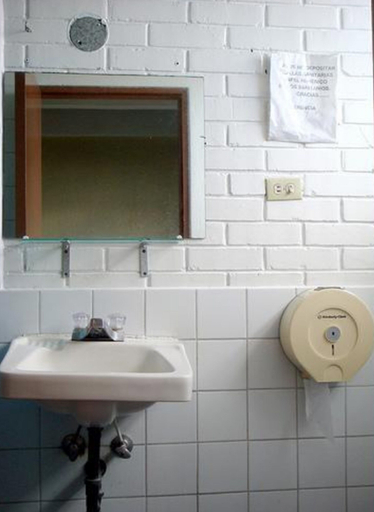 Bathroom 5, Hotel Capri, ZONA 1