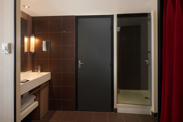 Bathroom 4, Hotel Les Théâtres, Paris