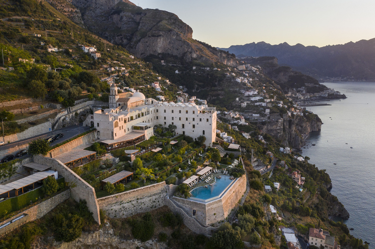 Exterior & Views