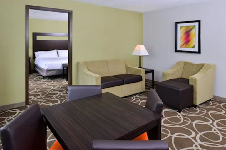Bedroom 3, Elimwood Hotel, a Ramada by Wyndham, Saint Louis