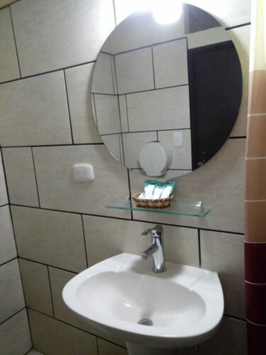 Bathroom 5, Hotel Capri, ZONA 1