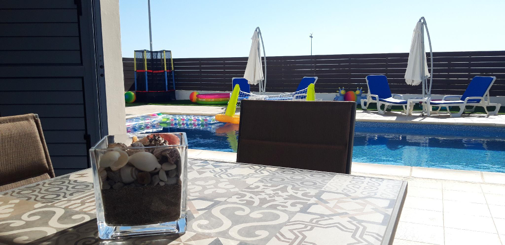 4, FUN IN THE SUN Villa (SeaViews, Large Pool & BBQ)