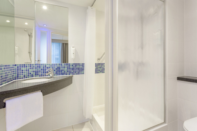 Bathroom 5, Holiday Inn Express EDINBURGH CITY CENTRE by IHG, Edinburgh