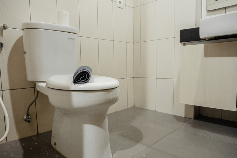 Bathroom 5, Luxurious 1BR At Dago Suites Apartment By Travelio, Bandung