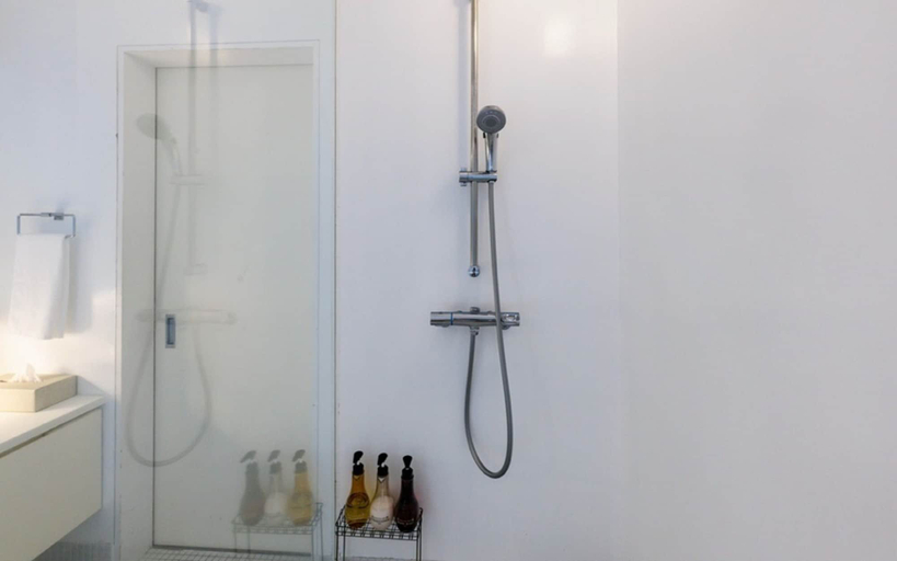 Bathroom 3, La Maison Blanche, Yomitan