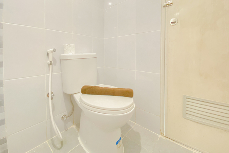 Bathroom 5, Serene and Nice 2BR at Tokyo Riverside PIK 2 Apartment By Travelio, Tangerang