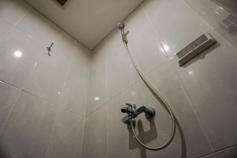 Bathroom 5, Great Deal Studio Serpong Garden Apartment By Travelio, Tangerang