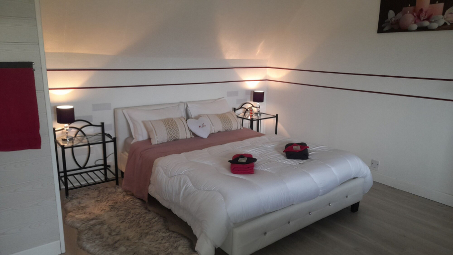 Bedroom 2, Chambres d'Hôtes DM, Ille-et-Vilaine