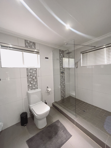 Bathroom 4, 207 Main Ave, City of Johannesburg