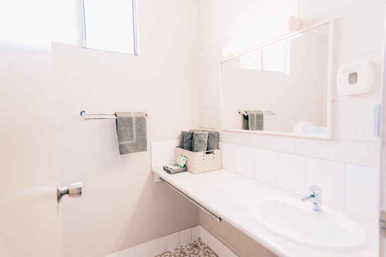 Bathroom 3, Motel Poinsettia, Port Augusta