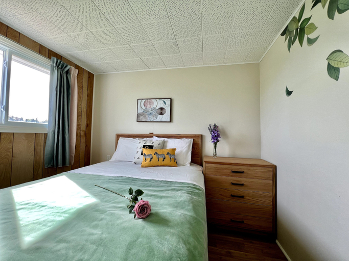 Bedroom 3, St Lawrence Motel, Queens