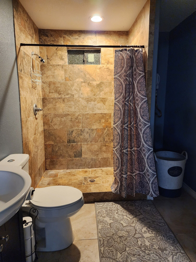 Bathroom 3, Villa Luna Hotel, Maverick