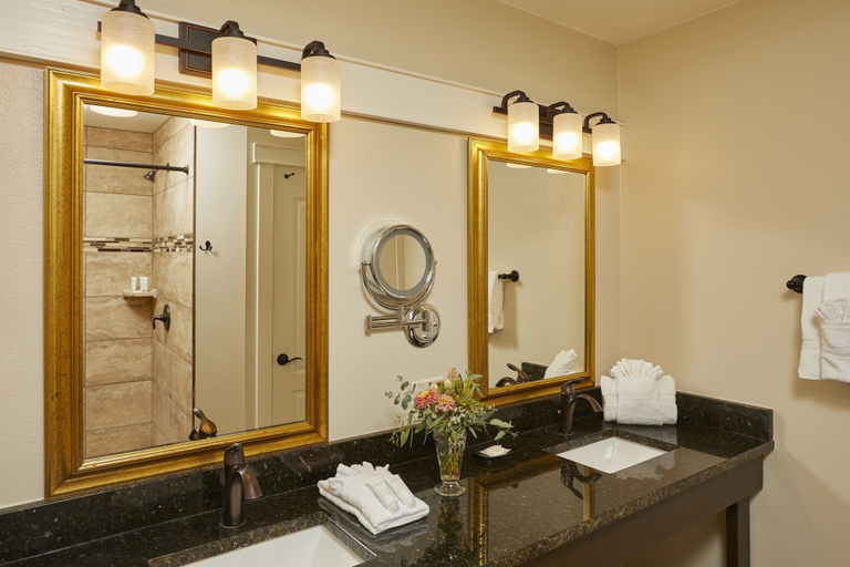 Bathroom 5, Carter Creek Winery Resort & Spa, Blanco