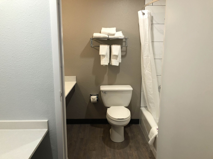 Bathroom 4, Studio 6 Killeen, TX, Bell