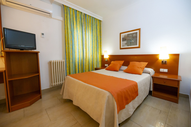 Bedroom 3, Hotel Risech, Girona
