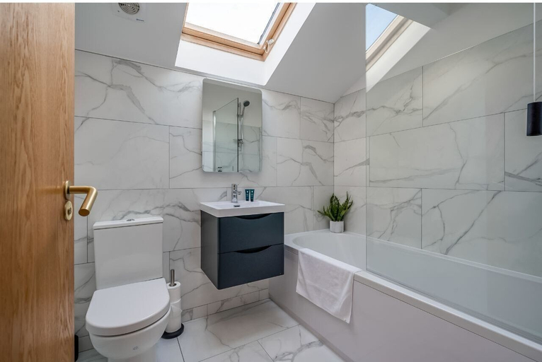 Bathroom 4, Pottingers Quay, Belfast