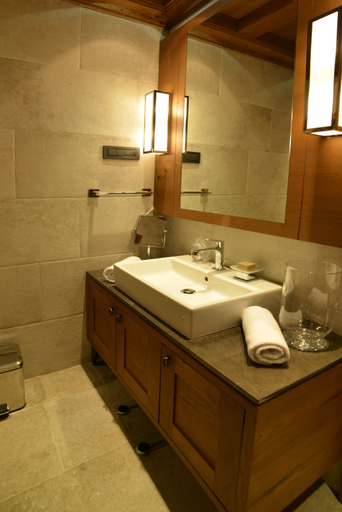 Bathroom 4, Grey Family Hotel, Brus