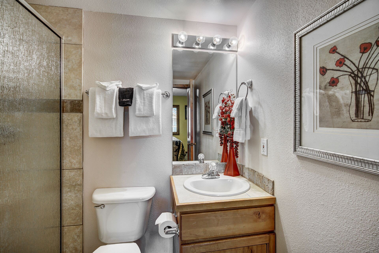Bathroom 3, Los Pinos B24, Summit