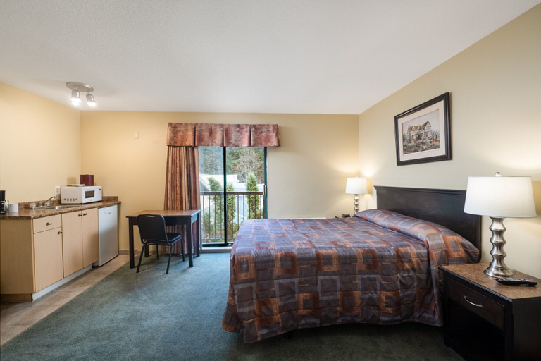 Bedroom 5, Canadian Inn, Greater Vancouver