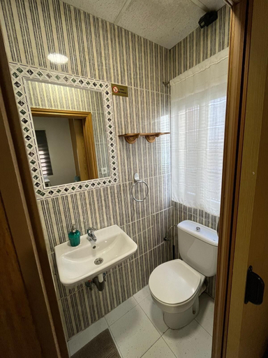 Bathroom 4, Hostal avenida 57, Madrid