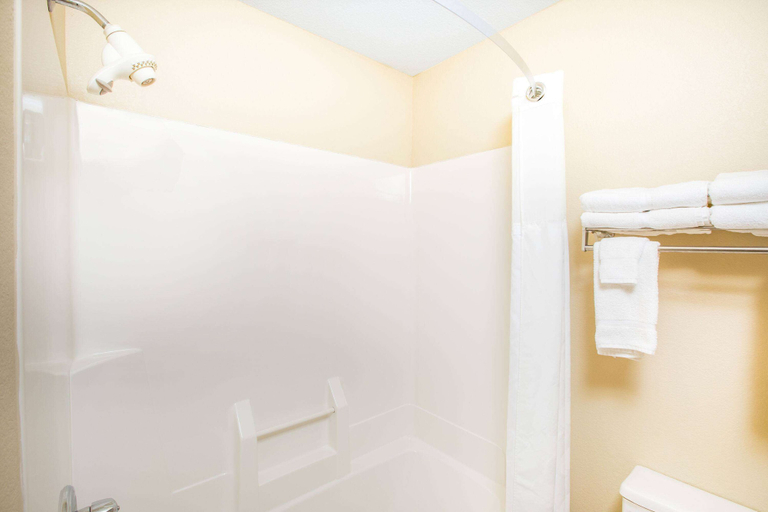 Bathroom 4, Ramada by Wyndham Spirit Lake/Okoboji, Dickinson