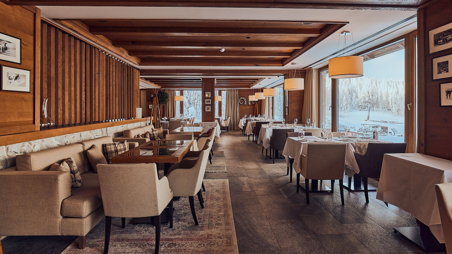 Food & Drinks 5, Grey Family Hotel, Brus