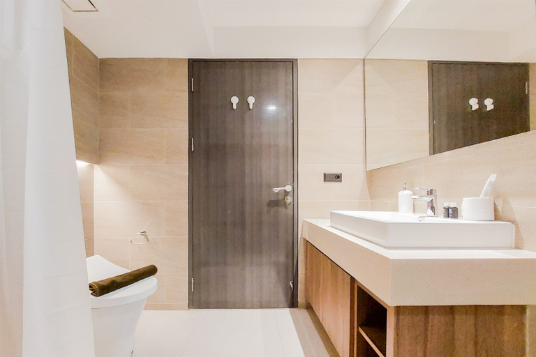 Bathroom 4, Fancy and Nice Studio Apartment Carstensz Residence By Travelio, Tangerang Selatan
