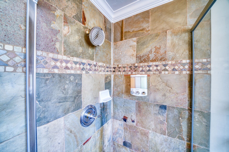 Bathroom 16
