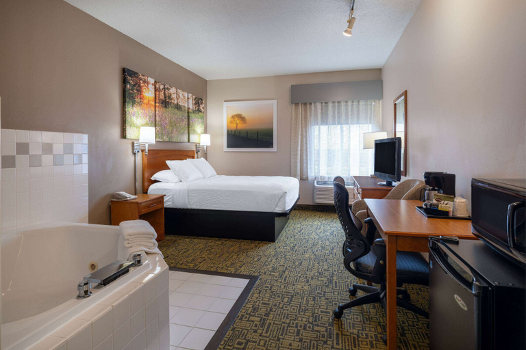 Bedroom 4, Days Inn & Suites by Wyndham Madison, Dane
