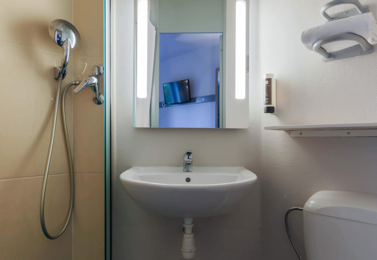 Bathroom 10