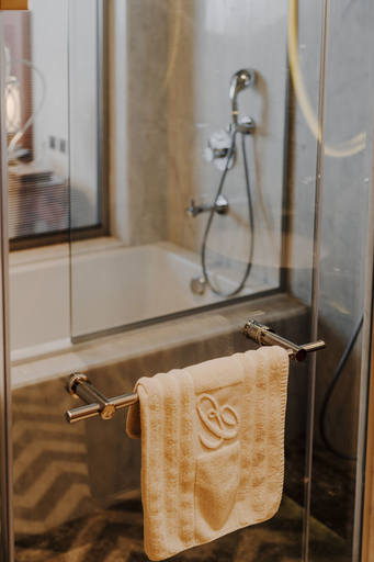 Bathroom 4, The Arkin Colony Hotel