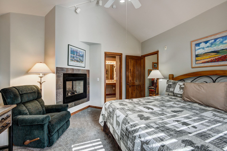 Bedroom 1, Los Pinos B24, Summit