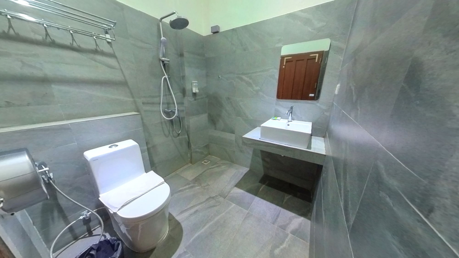 Bathroom 4, Faraway Suites - Hostel, Vangvieng