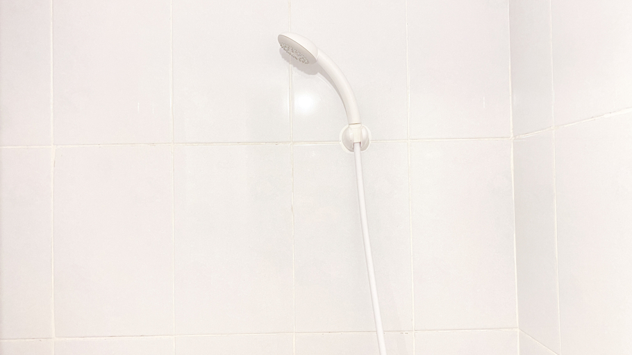 Bathroom 5, Modern and Homey Studio Tokyo Riverside PIK 2 Apartment By Travelio, Tangerang